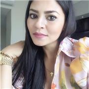 Niñera trabajando con tareas escolares